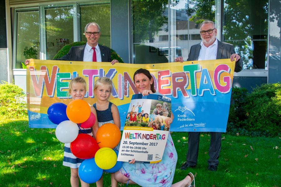 Landrat Manfred Müller (hinten links), Bürgermeister Josef Hartmann (hinten rechts) und Annabell Timmer (ASD-Kinderschutzdienst) freuen sich zusammen mit Nele und Mieke auf den Weltkindertag in Lichtenau (Foto: Amt für Presse- und Öffentlichkeitsarbeit, Kreis Paderborn, Anna-Sophie Schindler) 